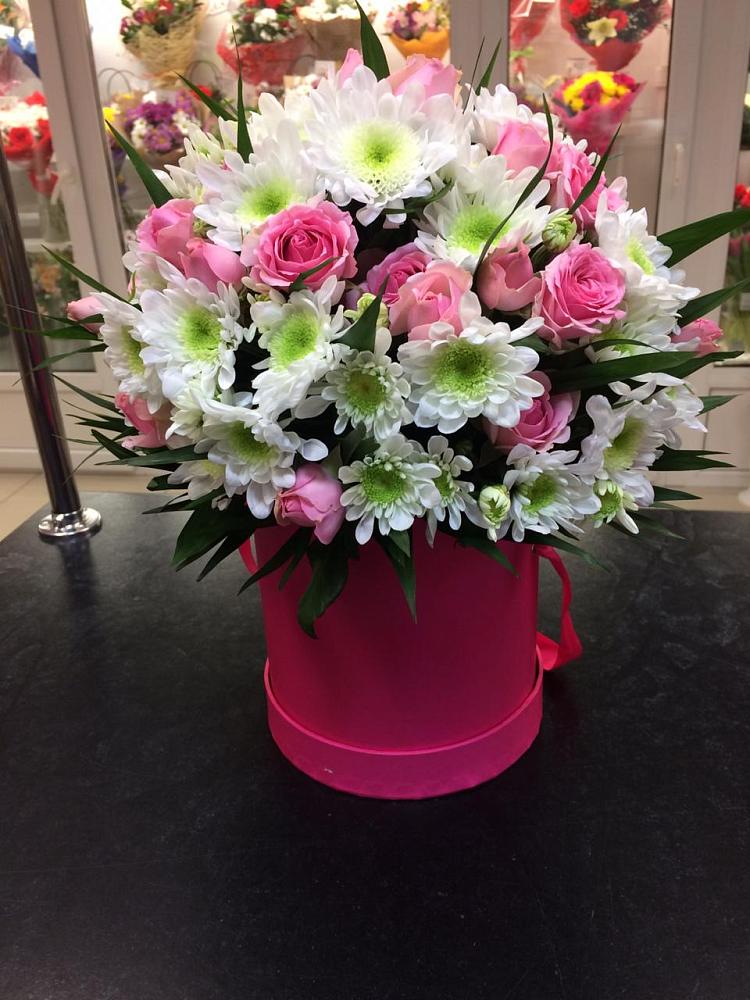 Цветочная композиция из Розы и Хризантемы в шляпной коробке в Нижнее Хорошово